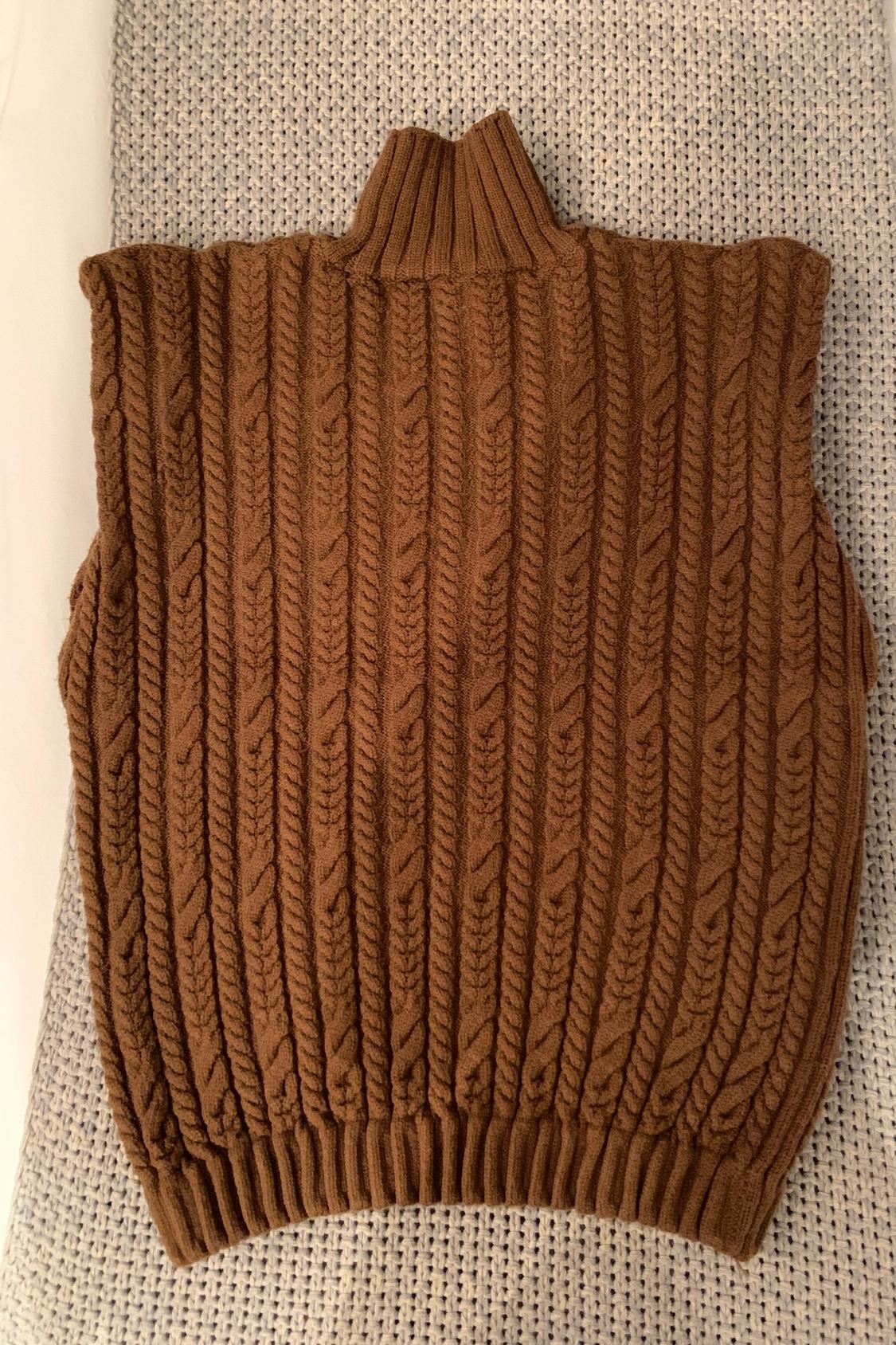 CABLE-KNIT VEST - Image 2