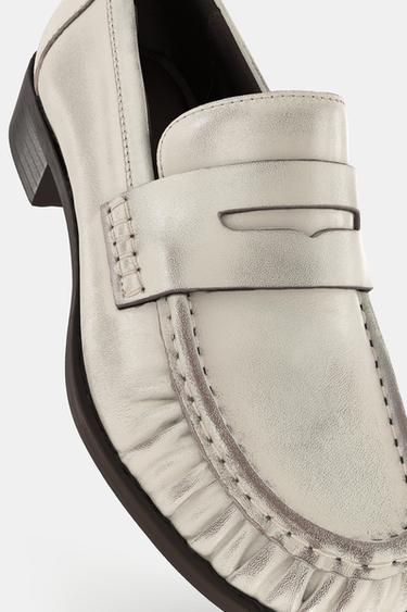 MOCASSINS EN CUIR FRONCÉS - blanc de Zara - Image 5