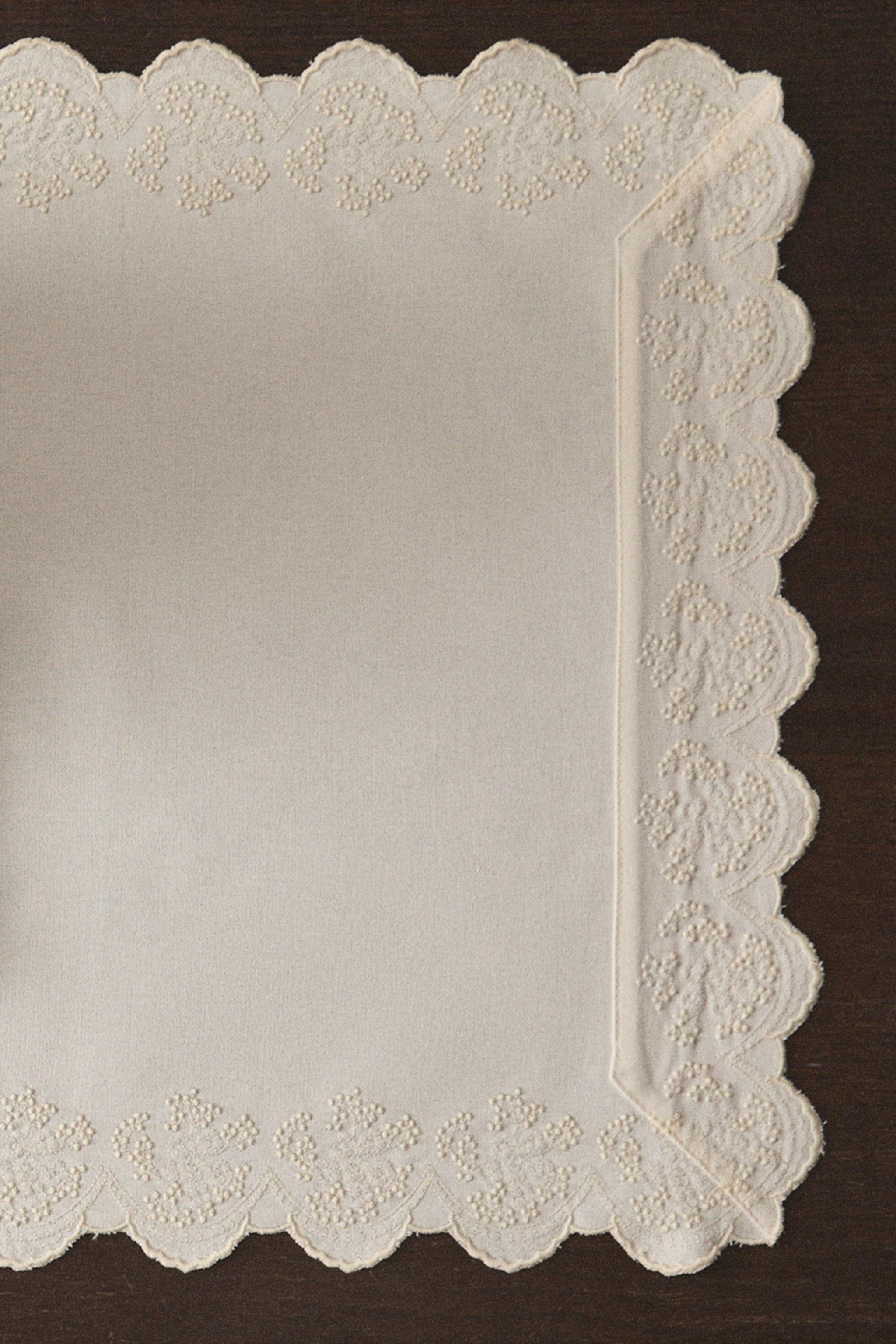CHEMIN DE TABLE BRODÉ DENTELLE