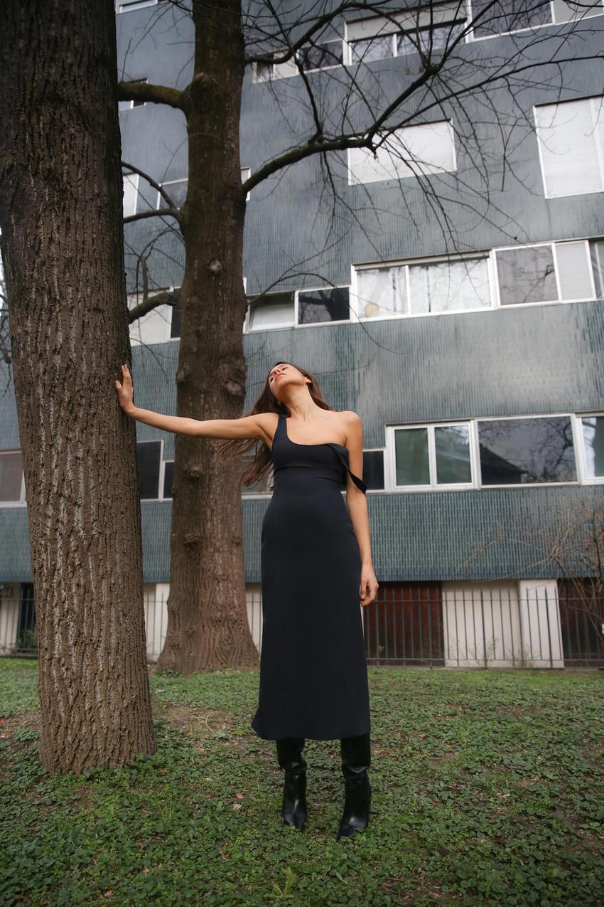 Mujer joven de moda en ropa casual juvenil negra se encuentra cerca del  edificio vintage en la ciudad. de cerca. nueva colección de primavera con ropa  elegante para mujer.