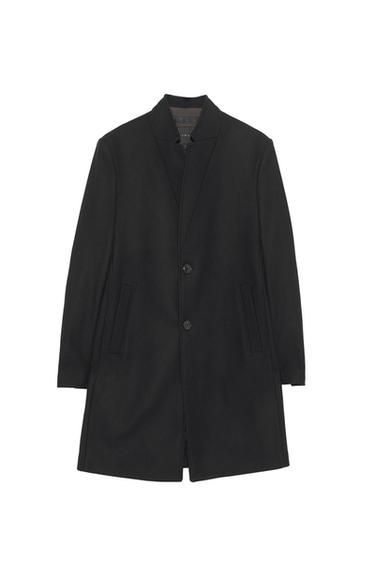Black wool coat with two-button fastening and side pockets. Simple and elegant design, ideal for winter.