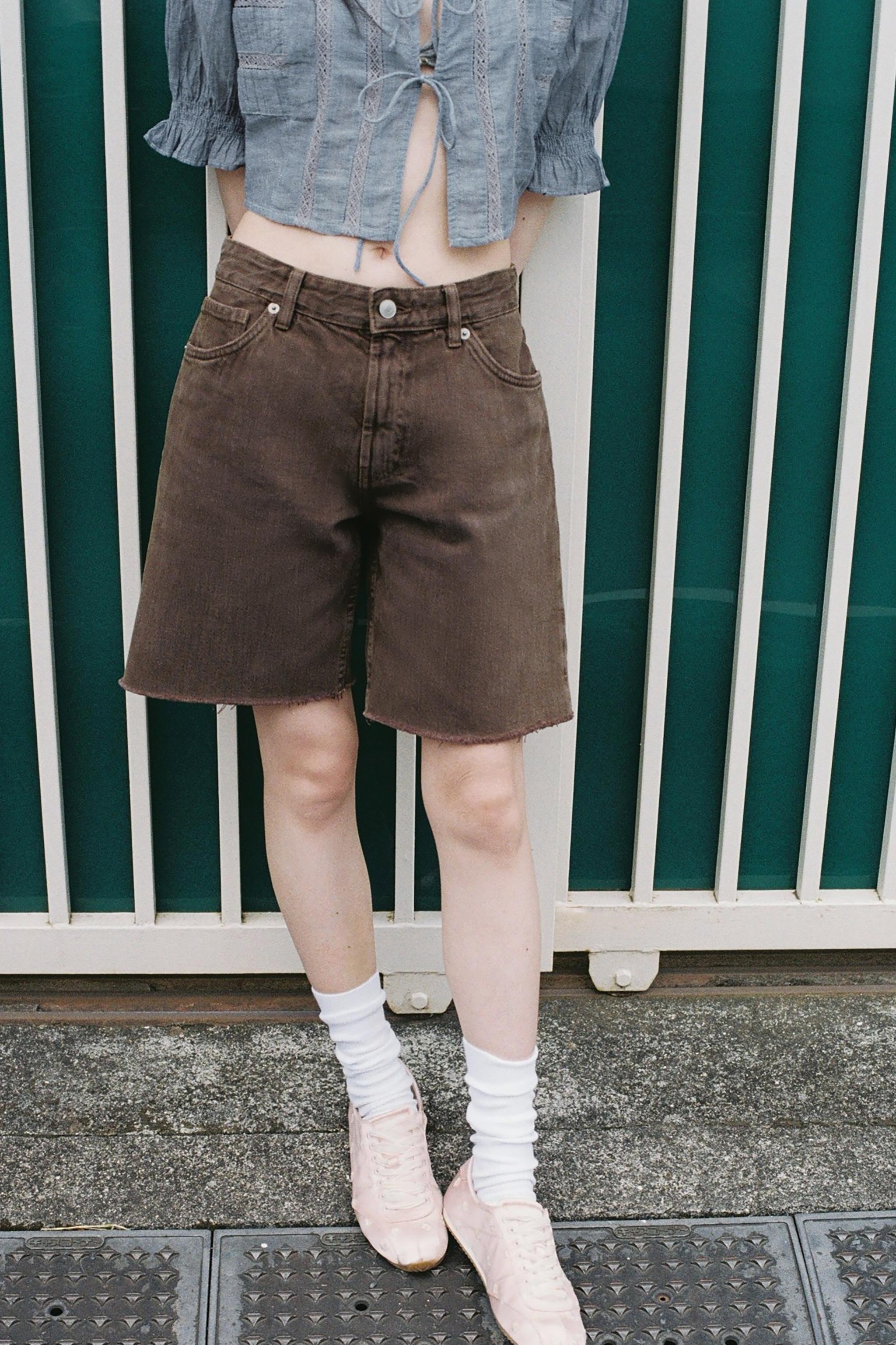 【ZARA】ミッドライズ ストラス装飾 デニムバミューダショーツ ☆ZARA☆ミッドライズ ストラス装飾 デニム*バミューダショーツ