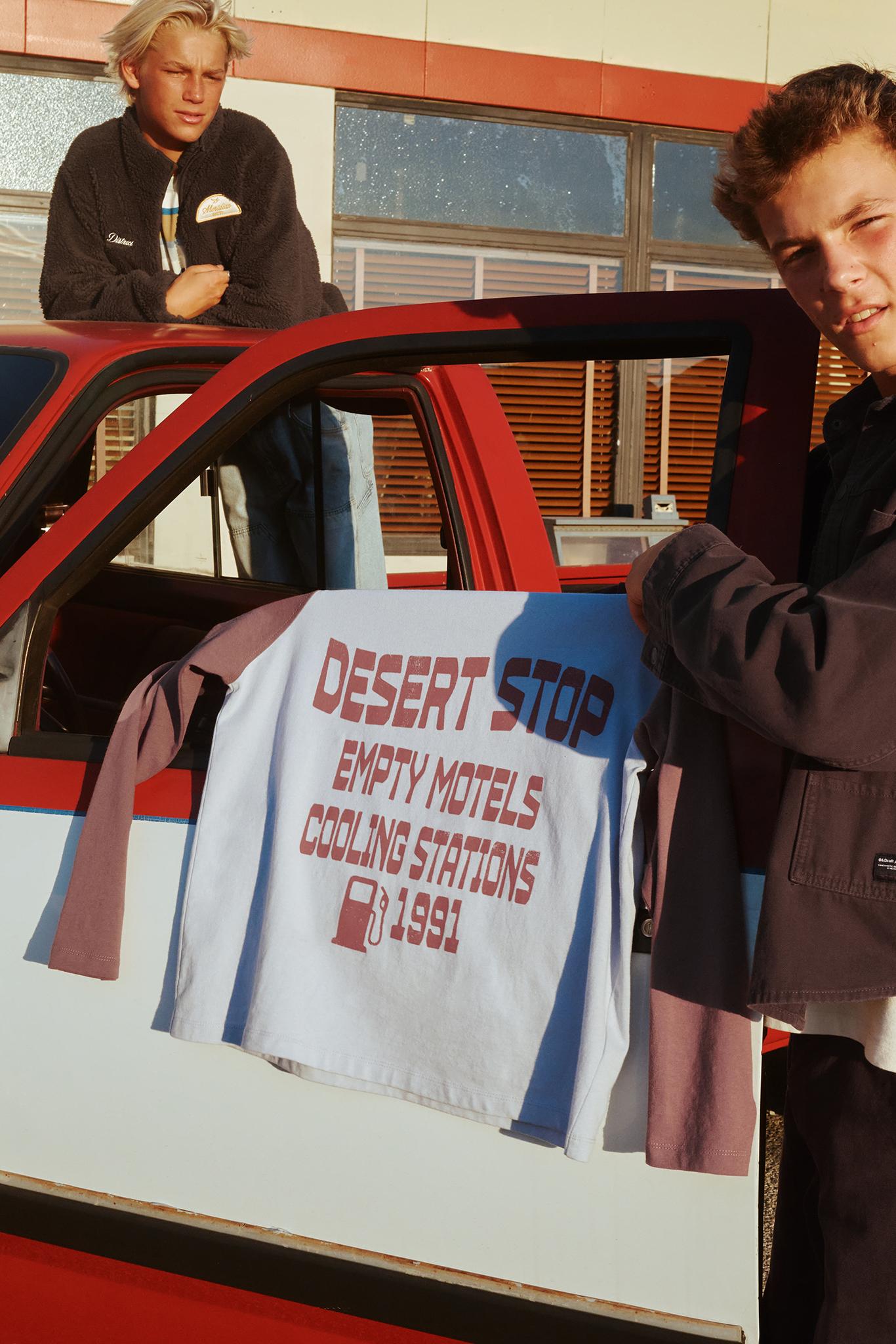 TEXT RAGLAN SLEEVE T-SHIRT
