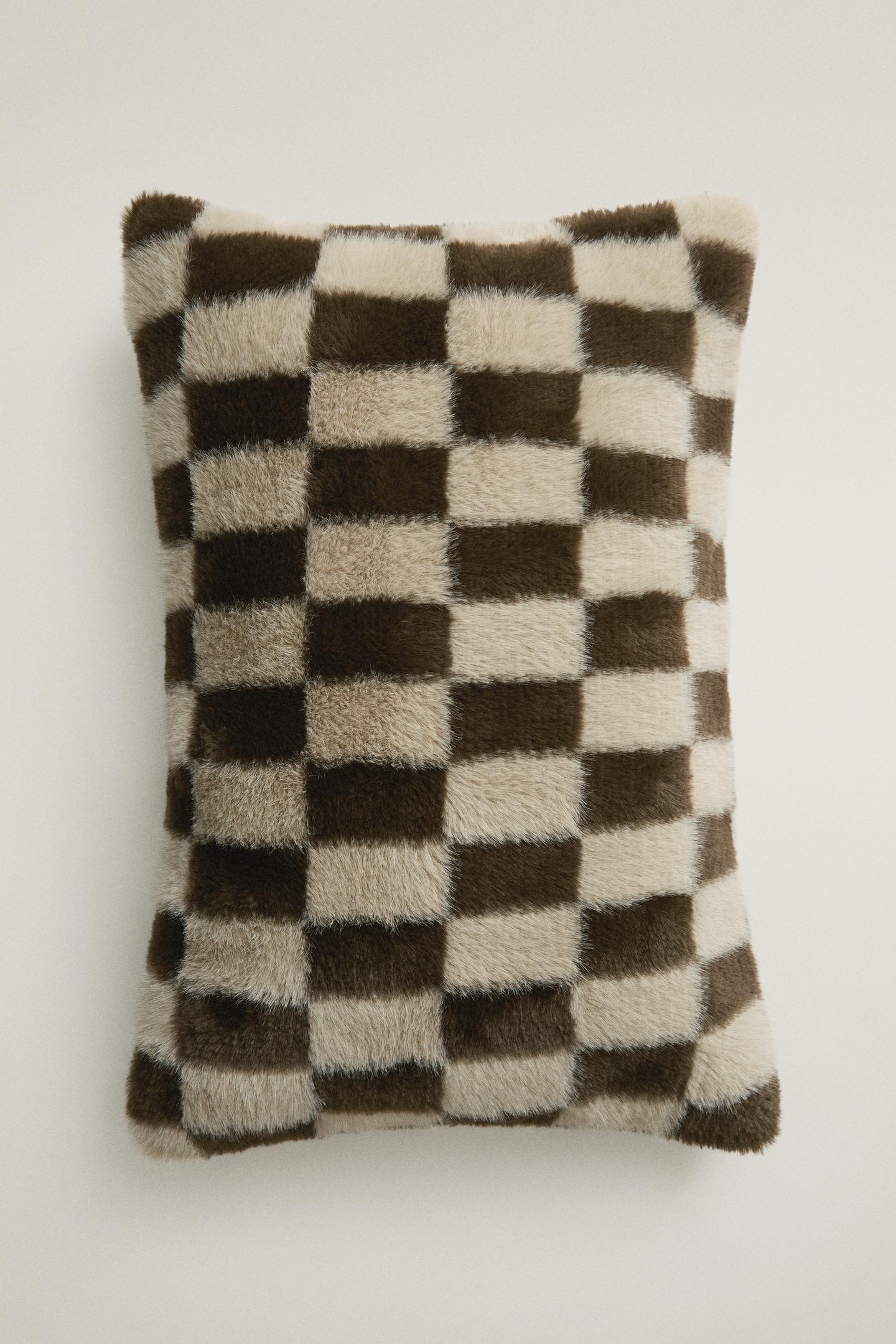 Подушка Zara Checkerboard Fur Throw Pillow Cover, цвет: Светлый бежевый — фото 3