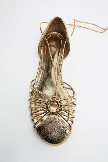 SANDALE STIL GAFORRE ME LAK EFEKT I METALIZUAR - Flori nga Zara