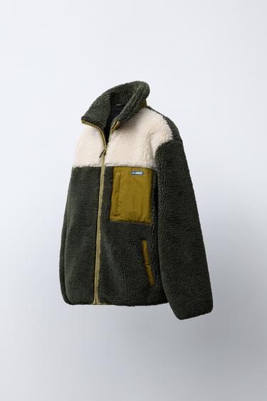 КУРТКА ИЗ ИСКУССТВЕННОЙ ОВЧИНЫ В СТИЛЕ КОЛОР-БЛОК — ХАКИ от Zara