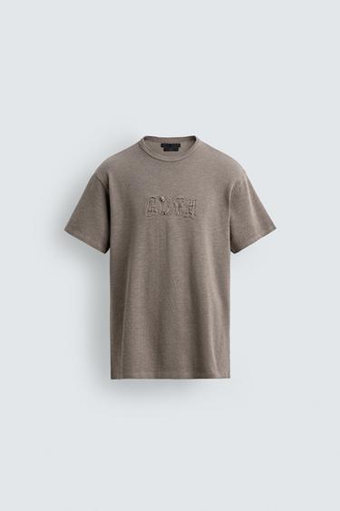 ФУТБОЛКА ИЗ ТКАНИ С ЭФФЕКТОМ ПОТЕРТОСТИ С НАШИВКАМИ — СЕРО-КОРИЧНЕВЫЙ от Zara