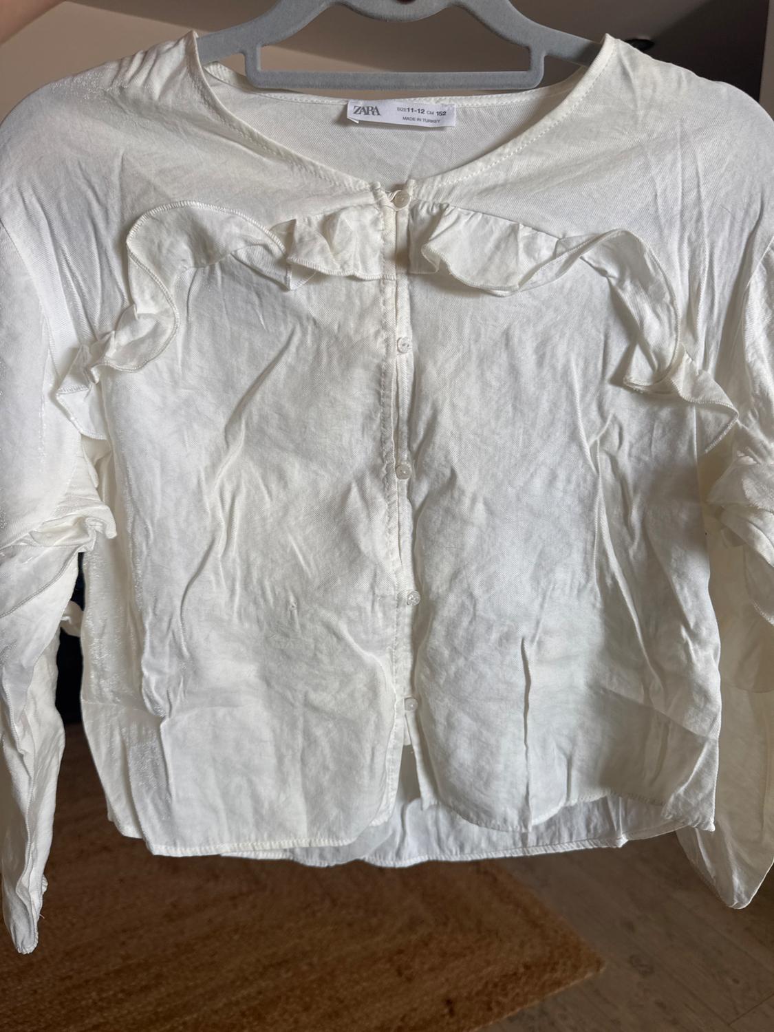 BLOUSE WITH RUFFLES