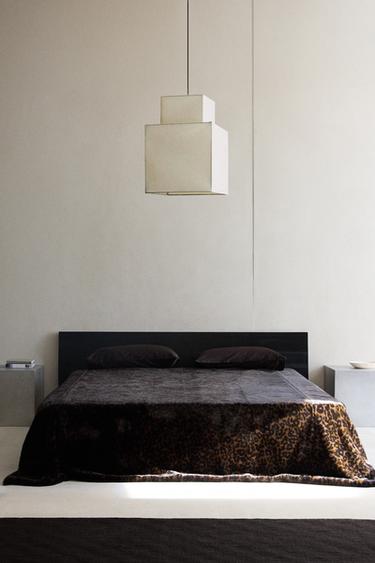 KUSCHELDECKE IN KUNSTFELLOPTIK MIT LEOPARDENMUSTER - Dunkelbraun von Zara