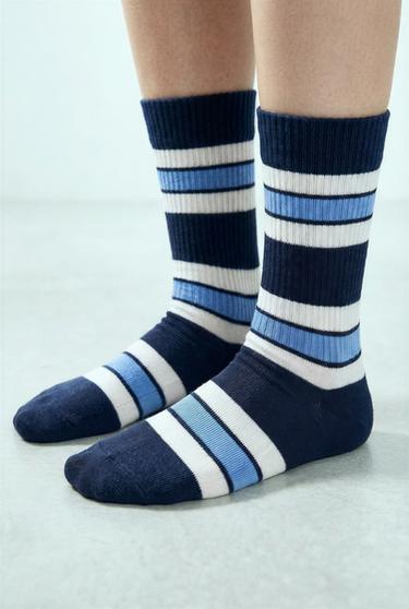 LOT DE DEUX PAIRES DE CHAUSSETTES LONGUES À RAYURES - Bleu / Blanc de Zara - Image 5