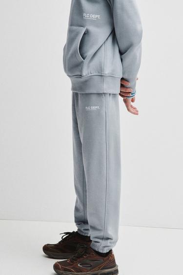 PANTALON DE JOGGING À INSCRIPTION - Gris perle de Zara