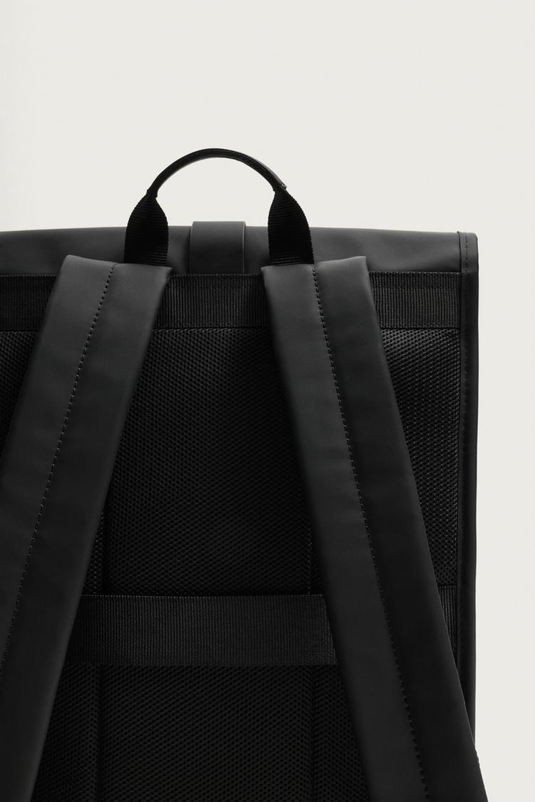 MOCHILA DE GOMA CON SOLAPA 3