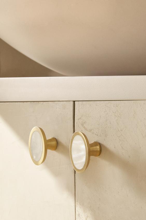 LOT DE 2 BOUTONS MEUBLE EN NACRE OVALES - Beige clair de Zara - Image 6