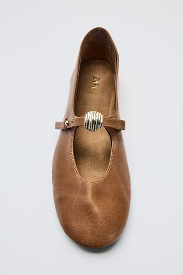 SAPATILHA DE COURO COM APLIQUE METÁLICO - Marrom da Zara