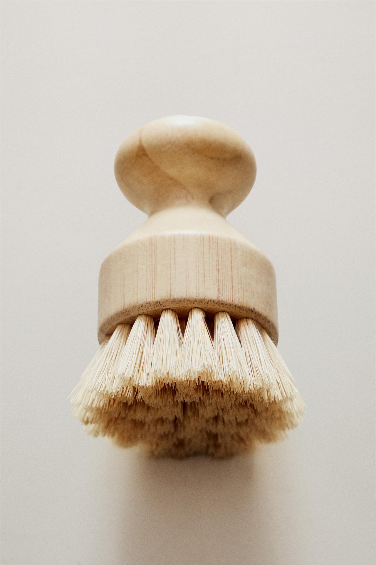 SMALL BRUSH WITH INTERCHANGEABLE BRISTLES — Light beige