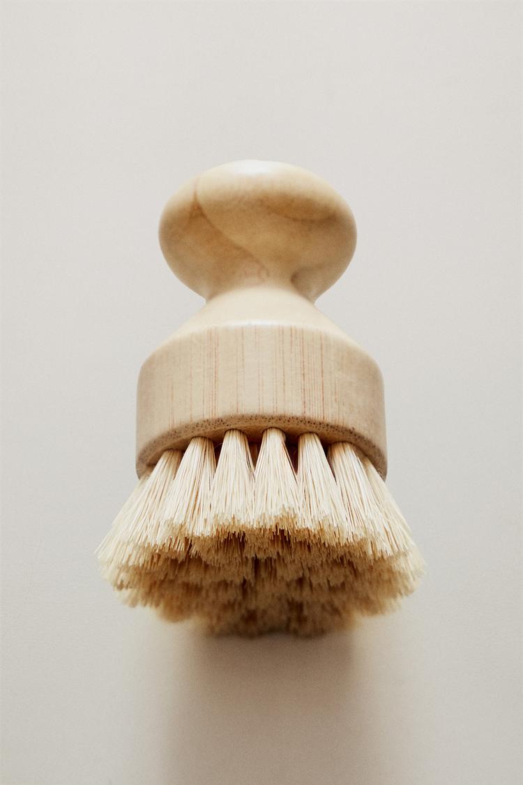 SMALL BRUSH WITH INTERCHANGEABLE BRISTLES — Light beige
