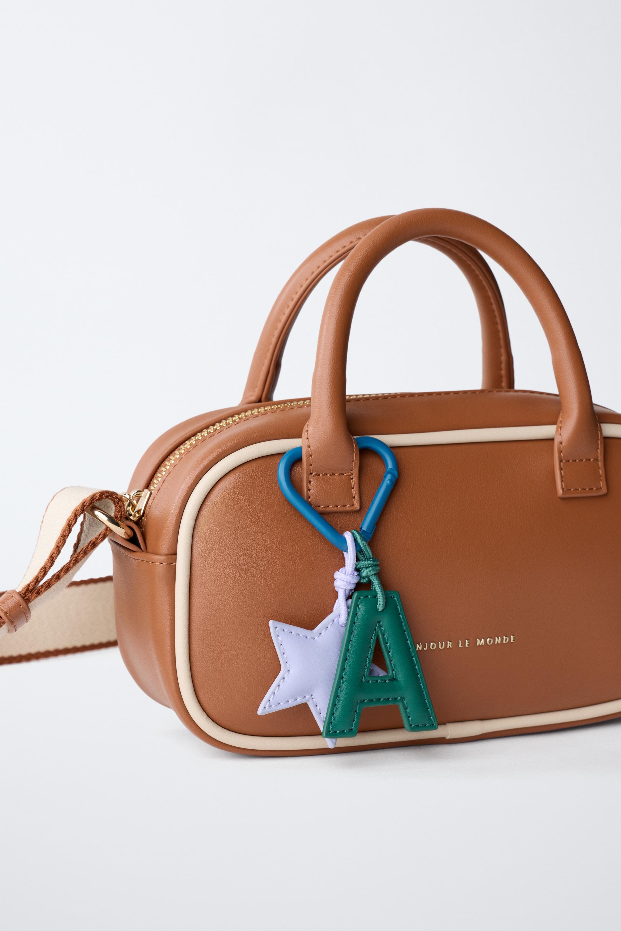 チャーム付きクロスボディバッグ - ブラウン | ZARA Japan / 日本