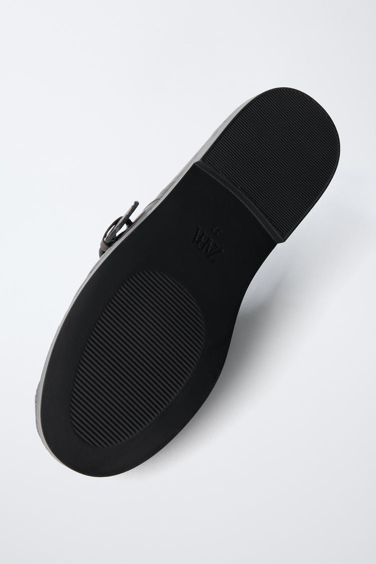 MOCASINES DE CUERO CON HEBILLA 8