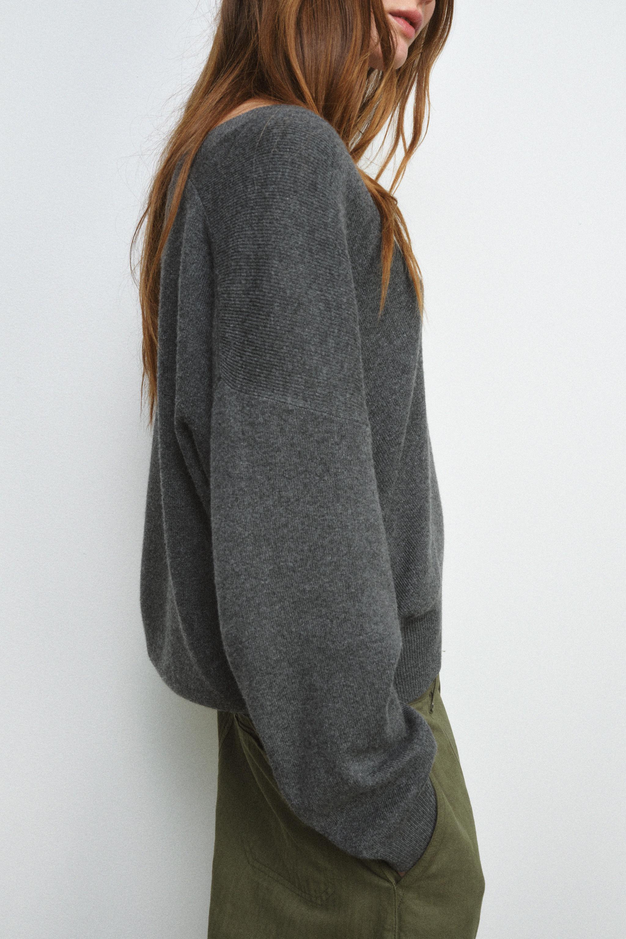 DEEP V-NECK KNIT JUMPER