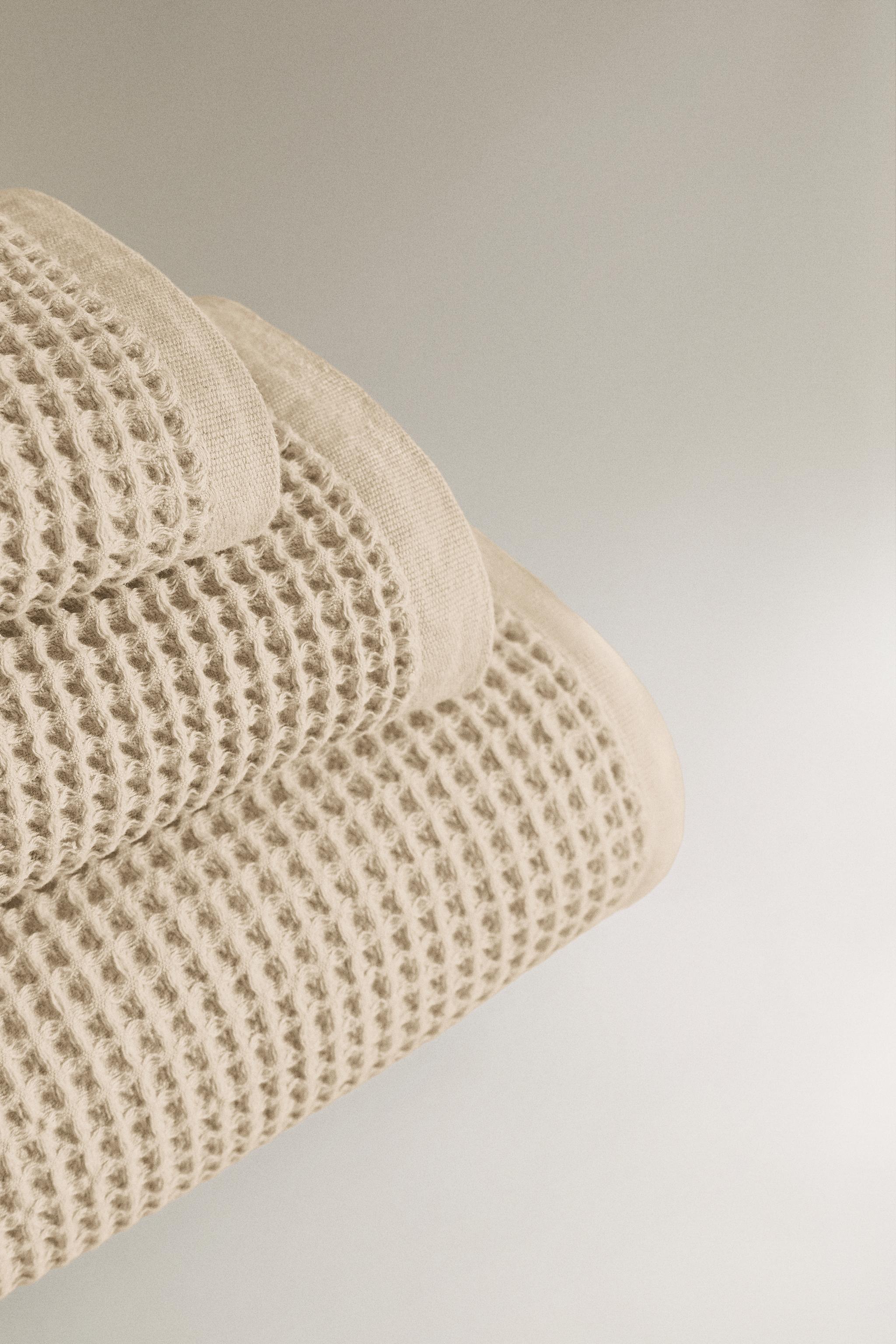 WAFFLE COTTON BATH TOWEL — Light beige