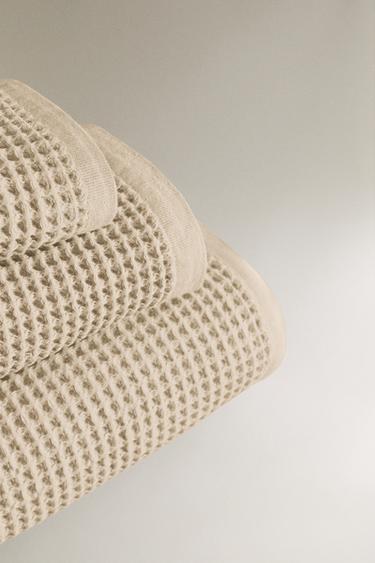 WAFFLE-KNIT COTTON BATH TOWEL - Light beige by Zara - Image 1
