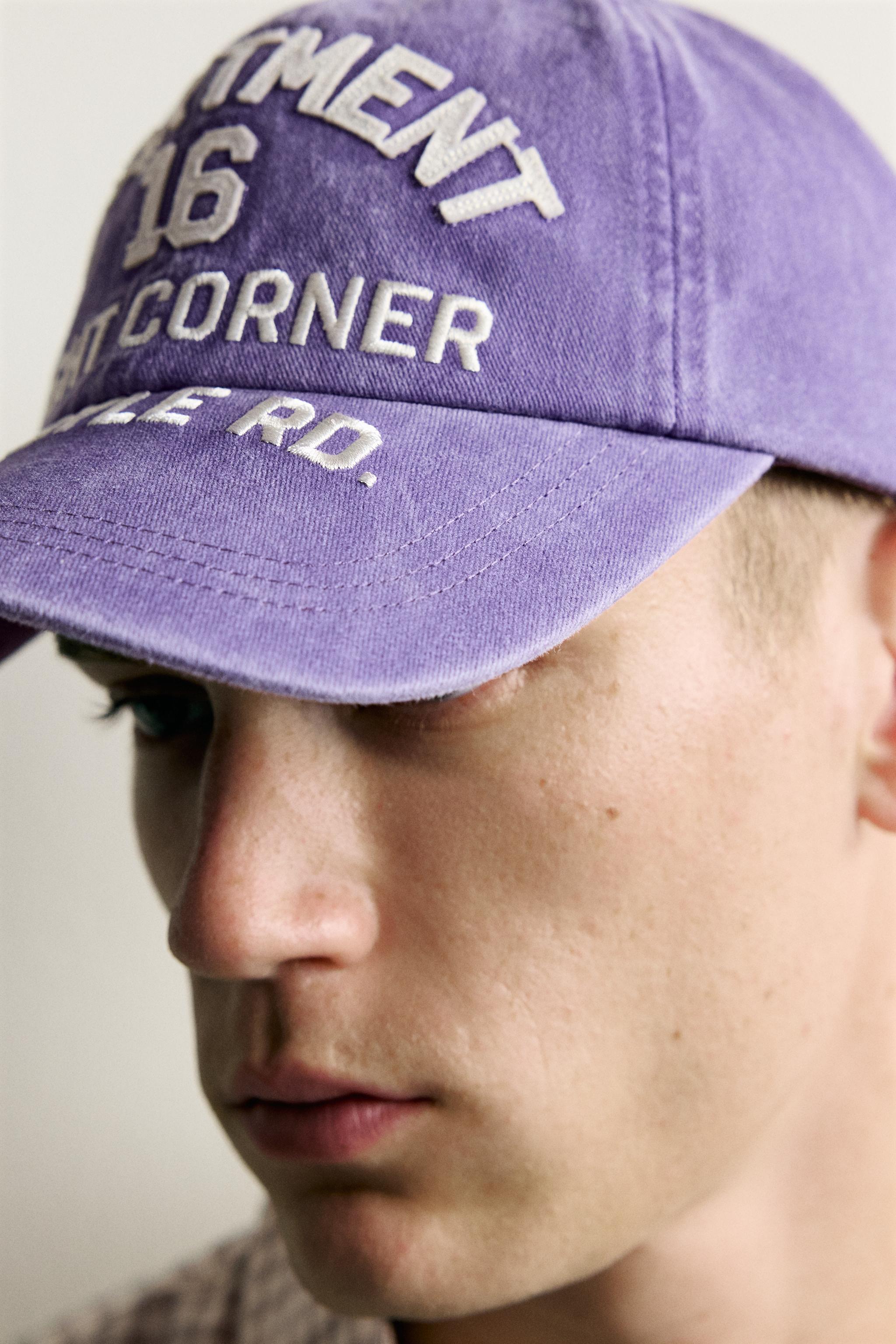 CASQUETTE À INSCRIPTIONS BRODÉES CONTRASTÉES