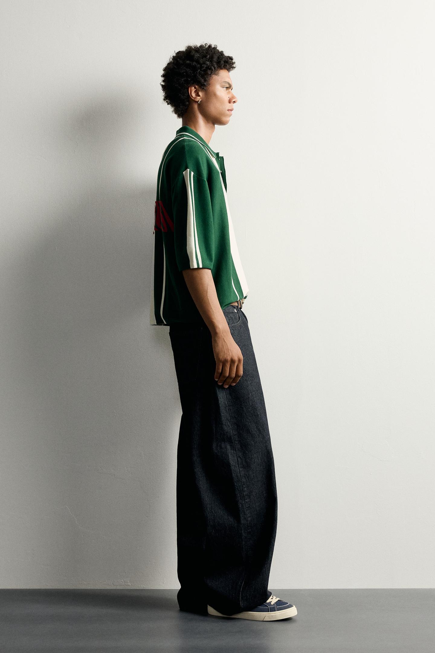 Мужское поло Zara Contrast Text Boxy Fit Knit Polo, цвет: Серый зелёный — фото 4