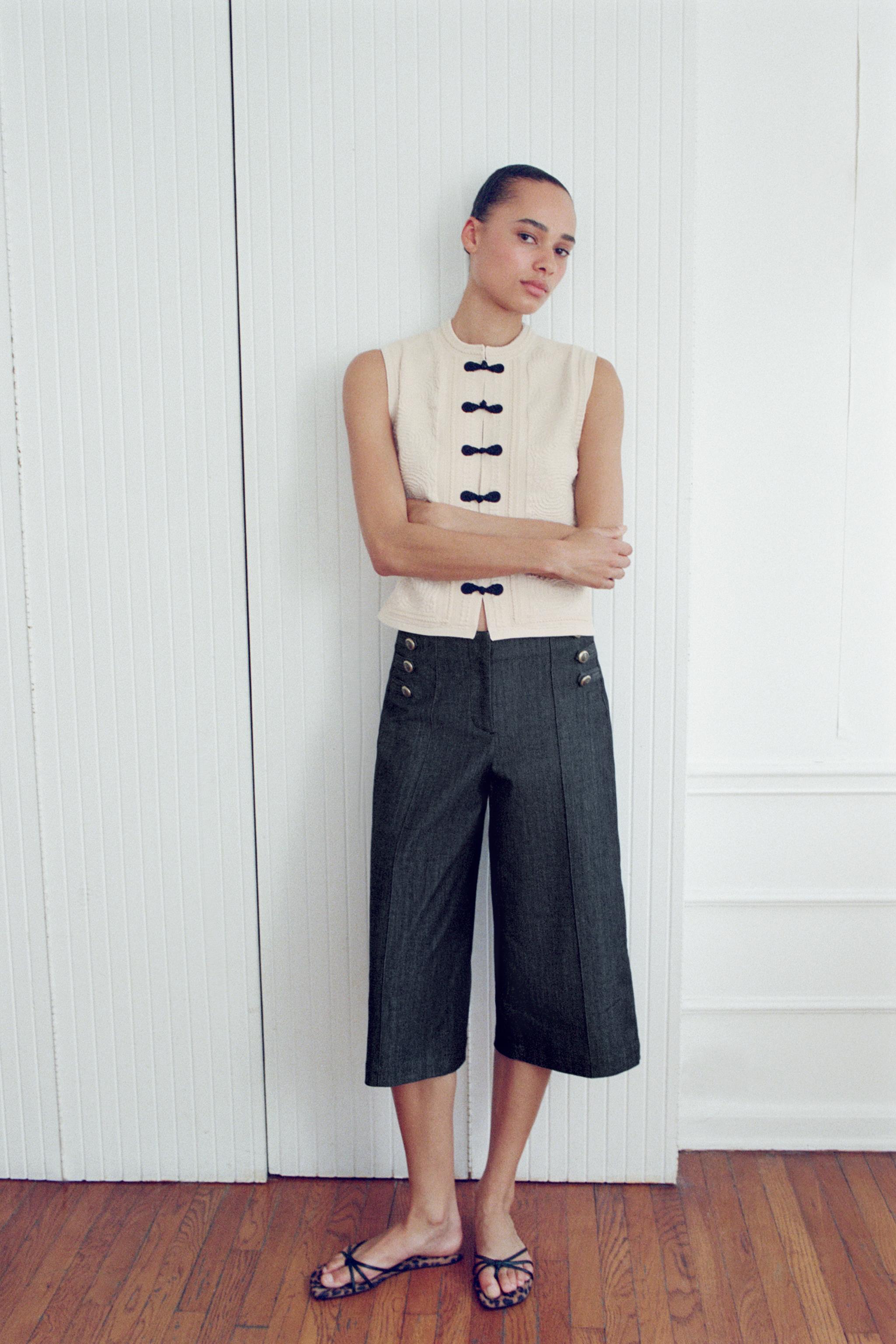 CONTRASTING FROG FASTENING KNIT VEST — Ecru
