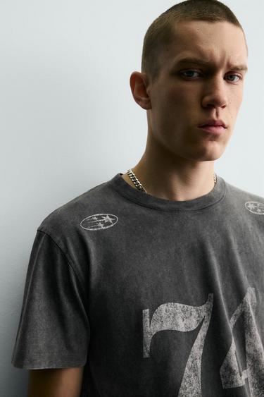 ТЕНИСКА С ИЗБЕЛЕН ЕФЕКТ И КОМБИНИРАНИ ЩАМПИ - Сив от Zara