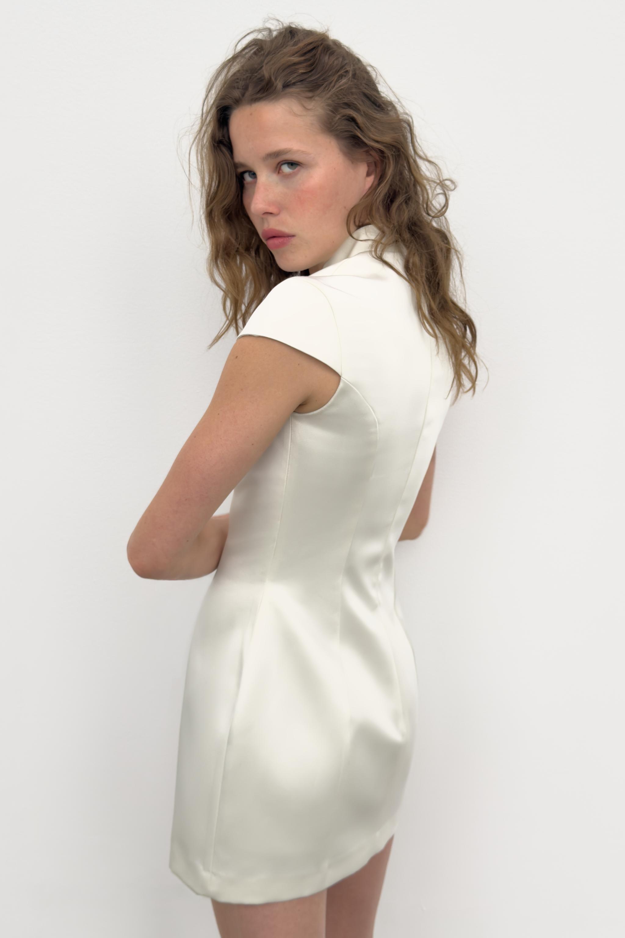 ROBE COURTE SATINÉE À BRANDEBOURGS