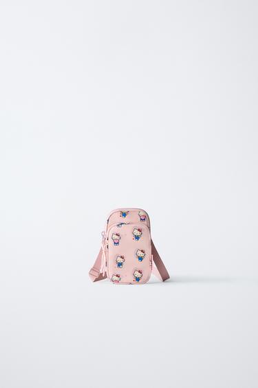 Frontansicht einer rosafarbenen Tasche mit Hello Kitty-Aufdruck und verstellbarem Riemen.