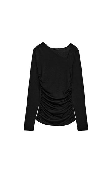 CAMISETA ESCOTE ASIMÉTRICA - Negro de Zara