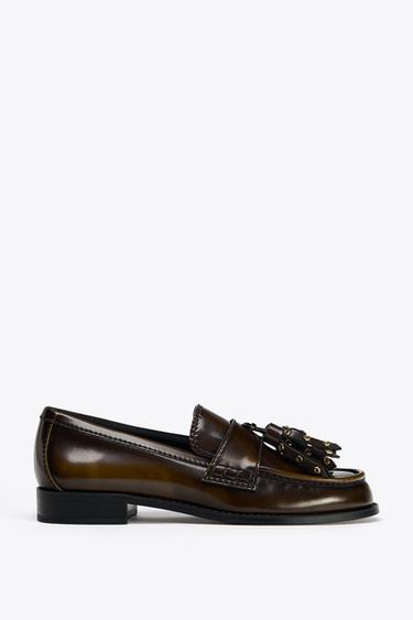 MOCASÍN BORLAS TACHAS - Marrón de Zara