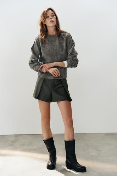 SHORTS PLIEGUES EFECTO PIEL - Verde oscuro de Zara