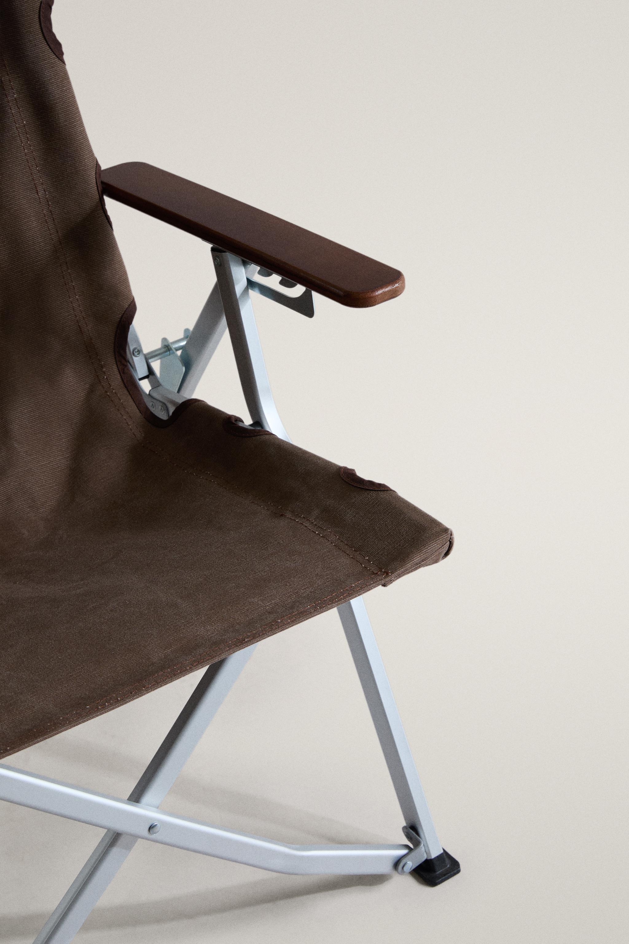 FOLDING CHAIR WITH ARMRESTS AND HANDLE