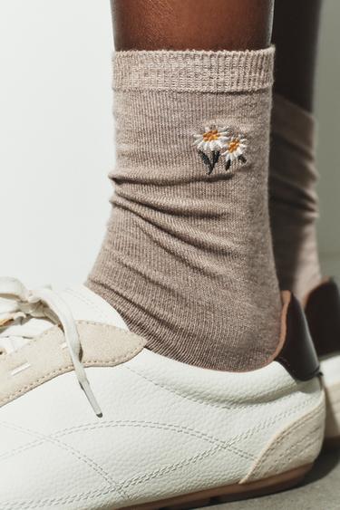 CHAUSSETTES FLEURS BRODÉES - Sable de Zara