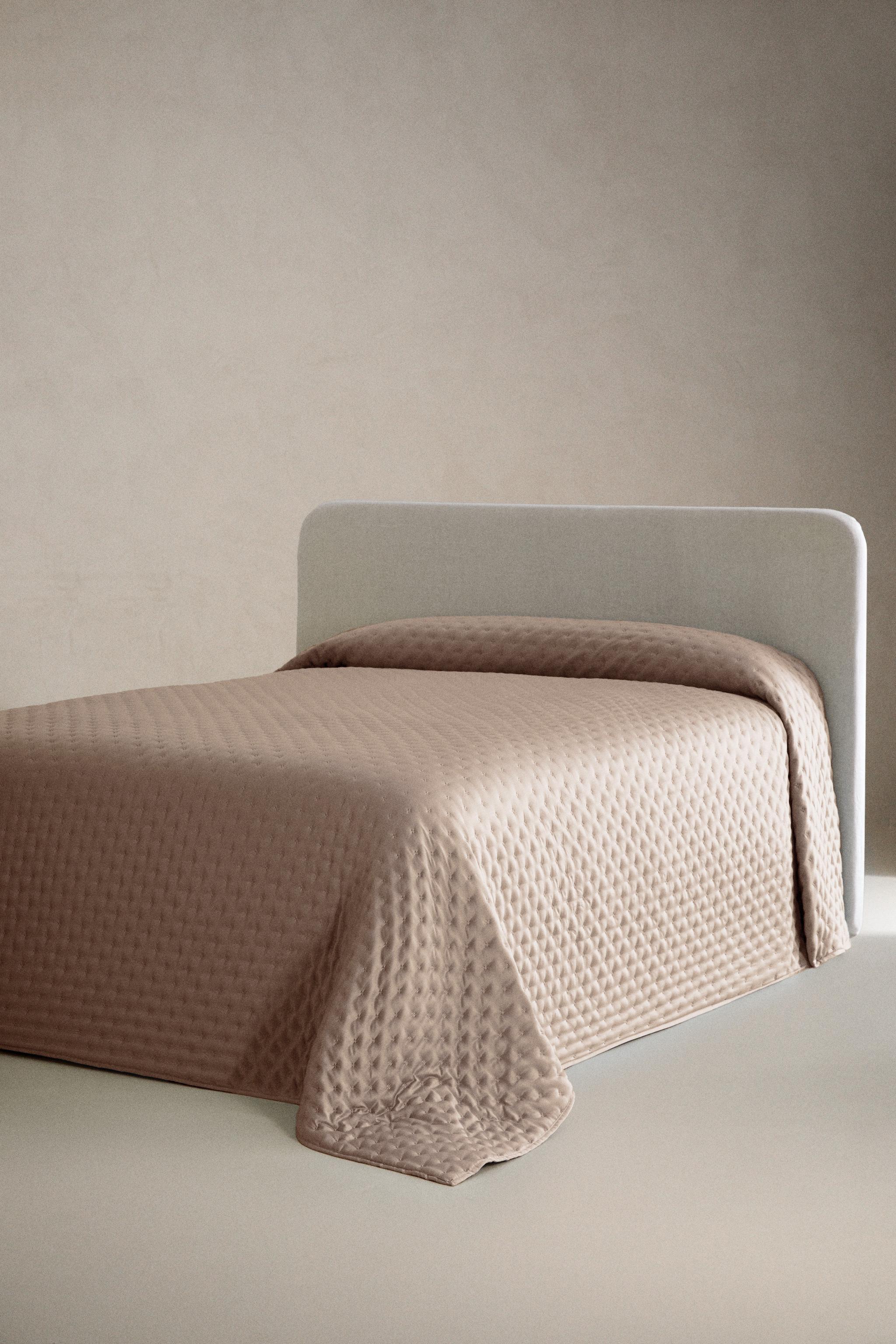 PLAIN SATEEN QUILT WITH KNOTS — Pink