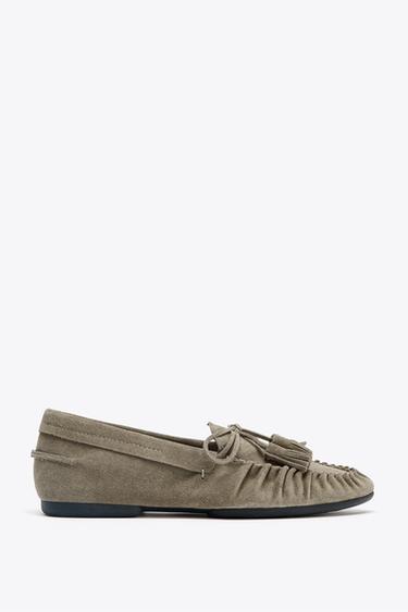 MOCASÍN BORLAS SERRAJE - Gris de Zara