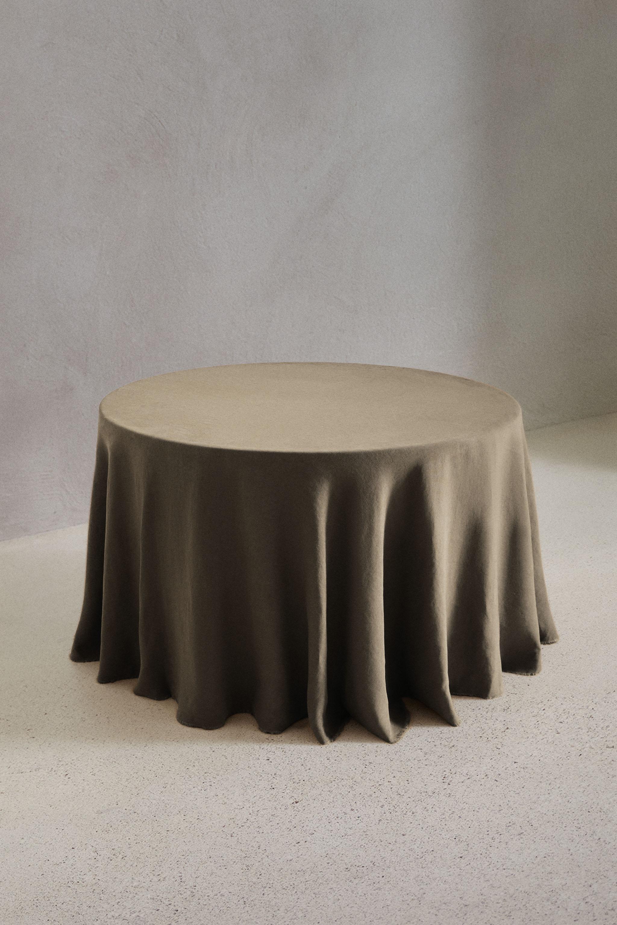 TABLECLOTH 01 — Gray