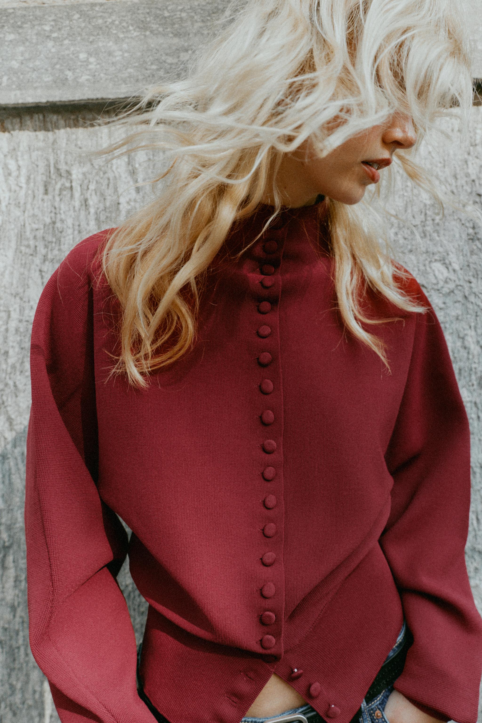 GILET EN MAILLE AVEC BOUTON REVÊTU