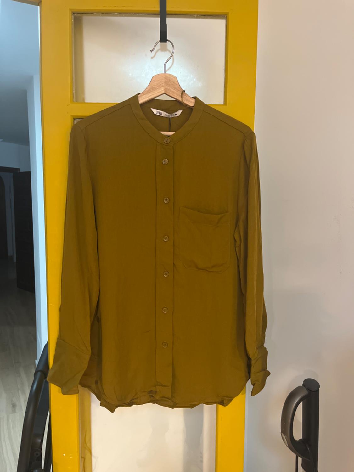 LOOSE-FITTING SHIRT WITH A POCKET