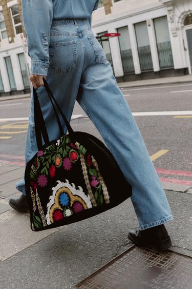 BOLSO VIAJE TERCIOPELO BORDADOS - Negro de Zara