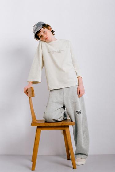 БРЮКИ BARREL ИЗ МЯГКОЙ ТКАНИ С НАДПИСЬЮ — СВЕТЛО-СЕРЫЙ от Zara