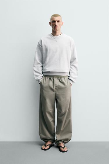بنطلون باراشوت فيت مريح - كاكي فاتح الخاص بـ Zara