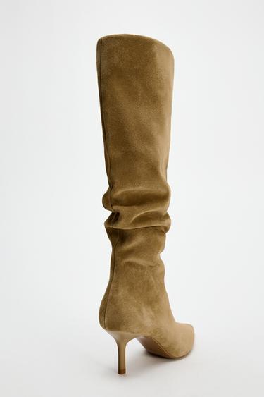 BOTTES À TALONS FRONCÉES EN CROÛTE DE CUIR - Marron sable de Zara - Image 4