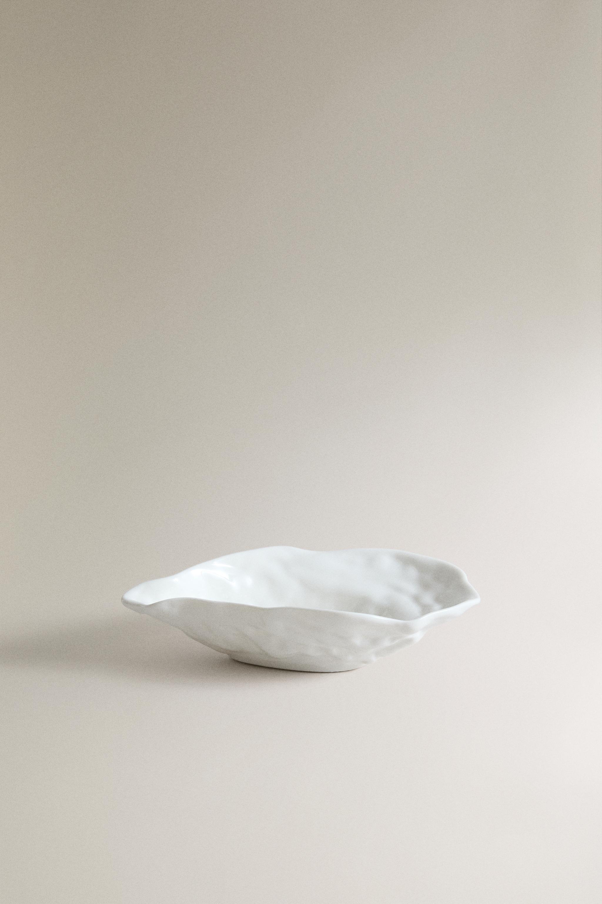 SMALL PORCELAIN SHELL SERVING DISH — White