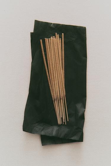 PACK BÂTONNETS D'ENCENS PARFUMÉS GOLDEN CUIR (PACK DE 20) - Moutarde de Zara - Image 5