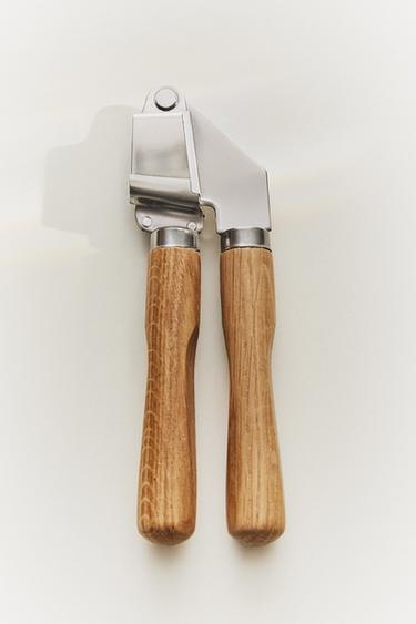 OAK MANUAL GARLIC PRESS - Light brown by Zara