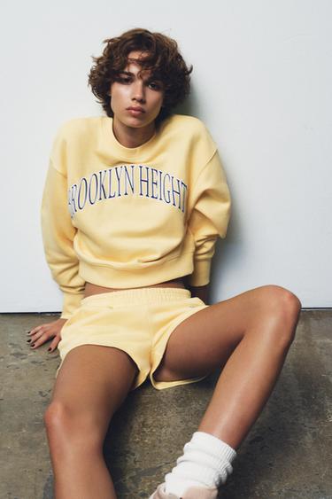 מכנסיים קצרים קטיפתיים עם כיתוב רקום - צהוב של Zara