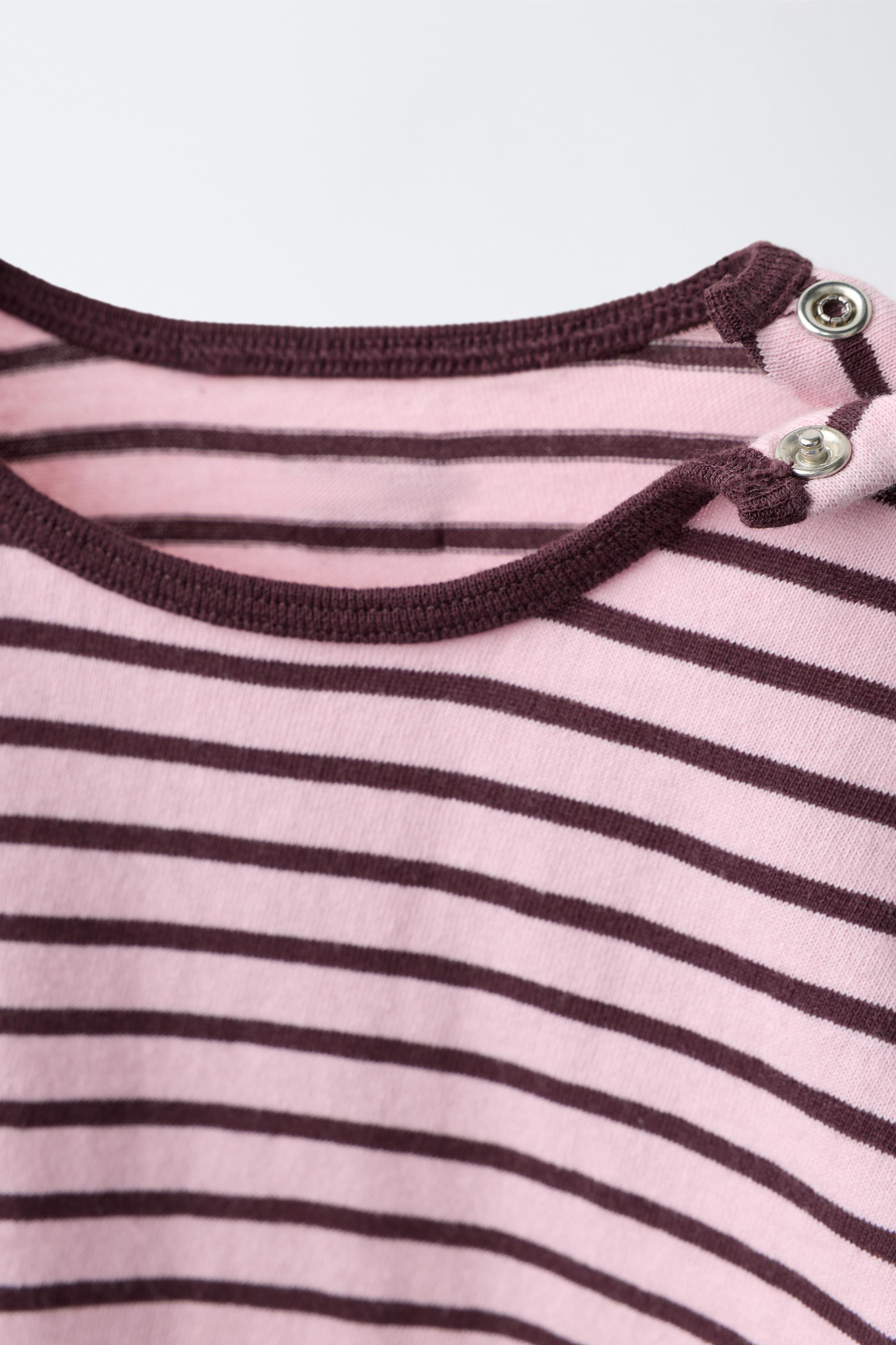 T-SHIRT RAYÉ À ÉTIQUETTE